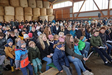 Über 300 Menschen kamen zum Erntedank-Gottesdienst beim Bauernhof