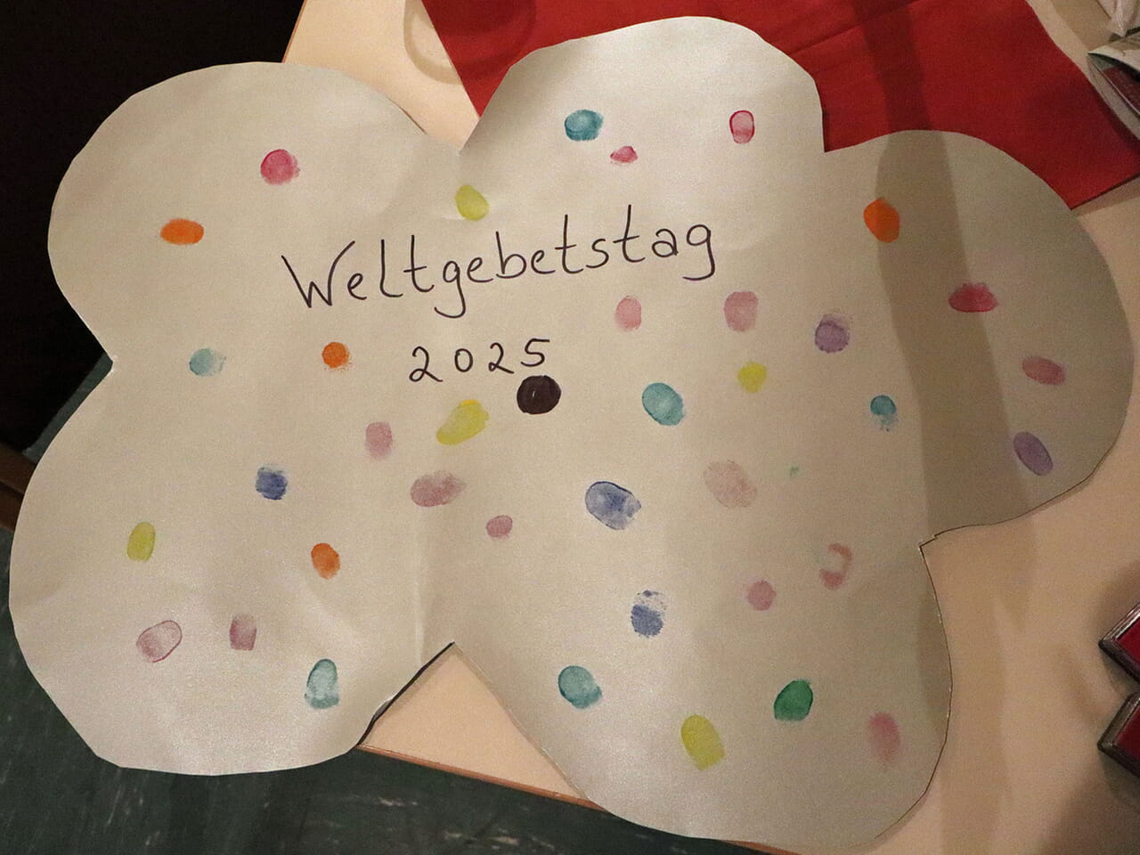 Am Eingang zum Weltgebetstag im Fischelbacher Lutherhaus durfte jeder einen Fingerabdruck abgeben. Der beste Beweis für unser aller Einzigartigkeit, die beim Gottesdienst von den Cook-Inseln auch Thema war.