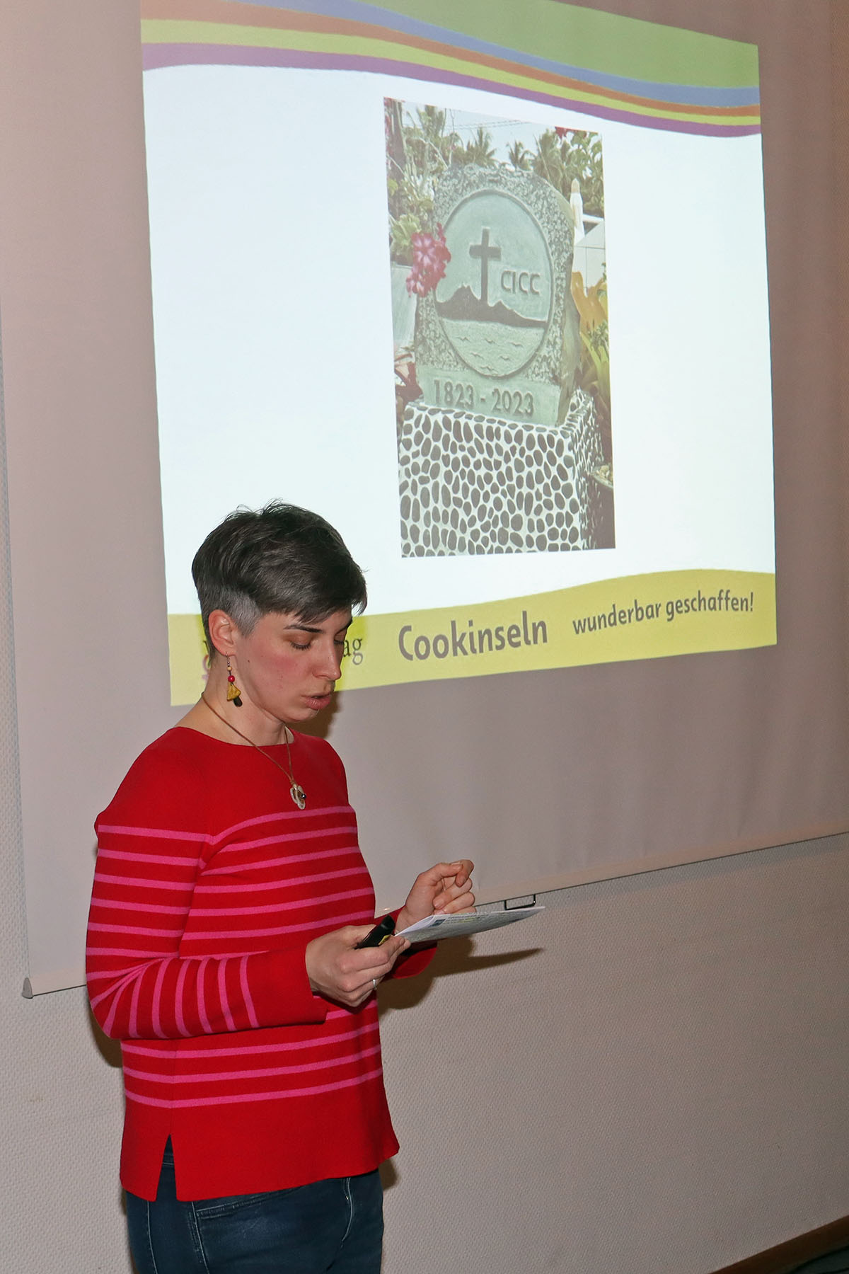 Bevor es losging versorgte Pfarrerin Carmen Jäger die rund 40 Zuhörerinnen im Fischelbacher Lutherhaus mit spannenden Informationen über die Cook-Inseln, von uns aus gesehen am anderen Ende der Erdkugel.